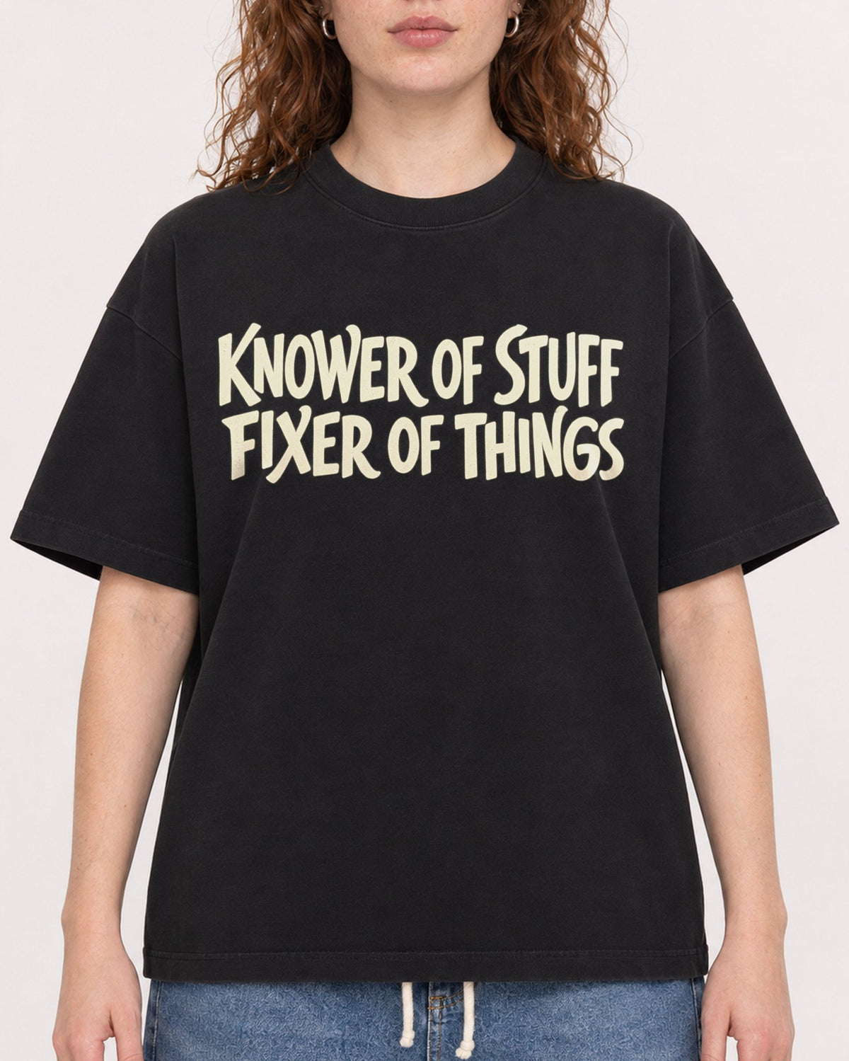 Mockup Boxy Heavyweight Tee Black female close-up 09