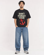 Mockup Boxy Heavyweight Tee Black male full-body 02