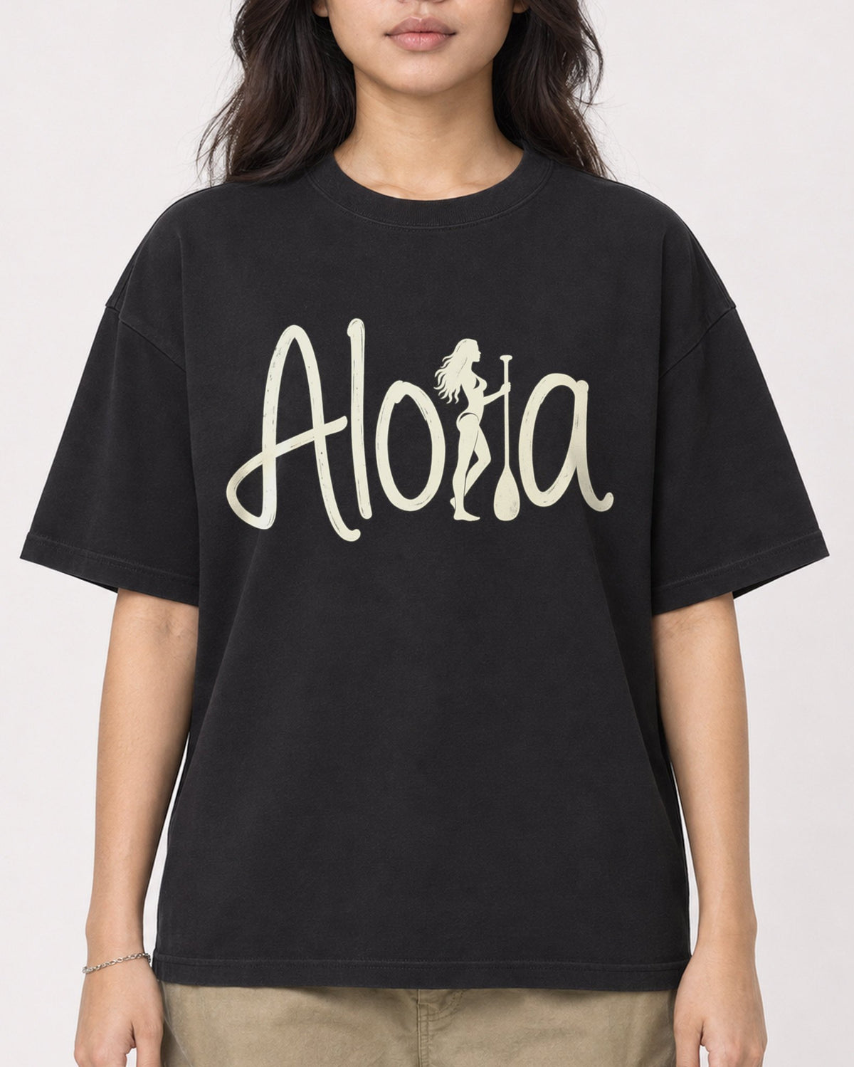Mockup Boxy Heavyweight Tee Black female close-up 02