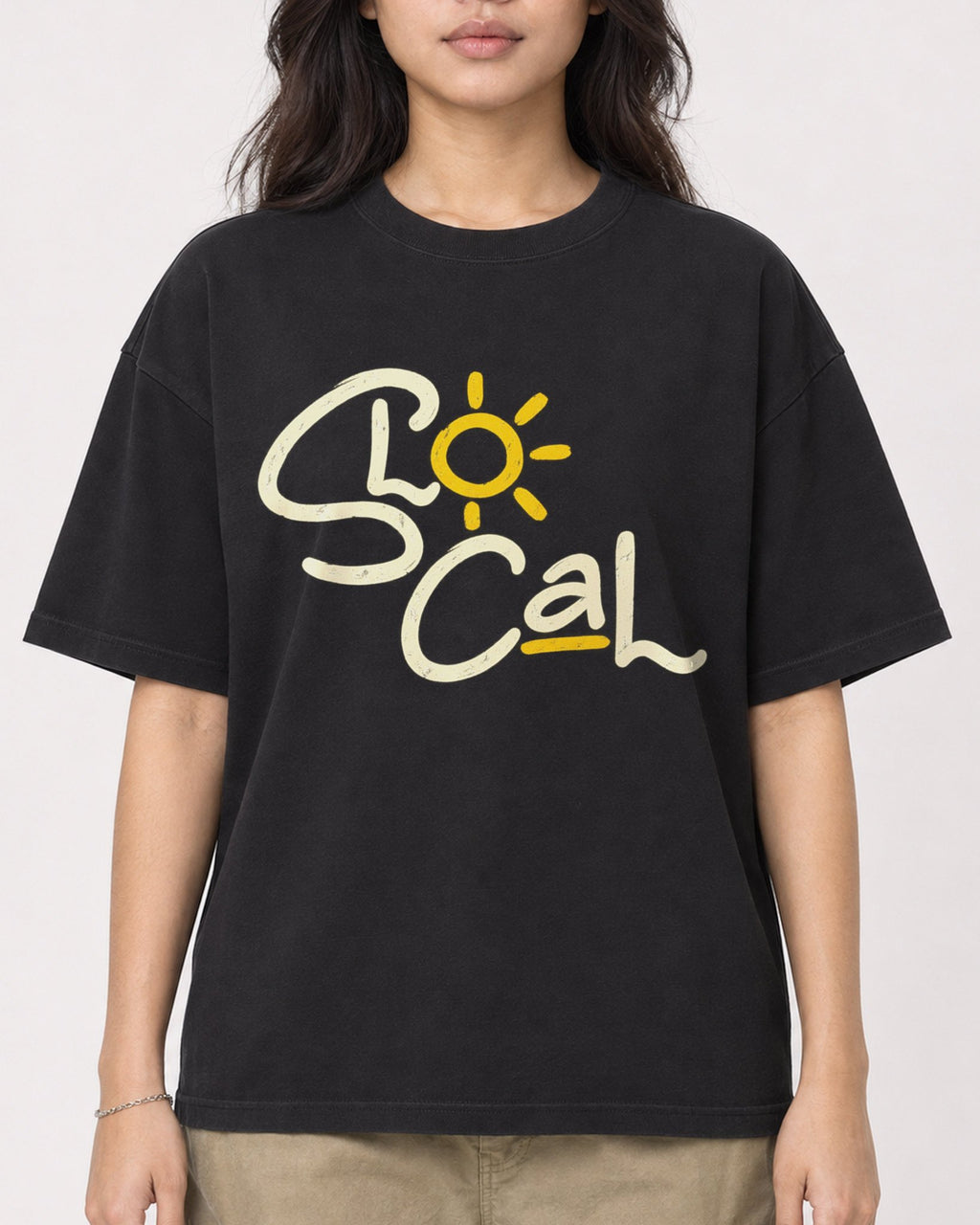 Mockup Boxy Heavyweight Tee Black female close-up 02