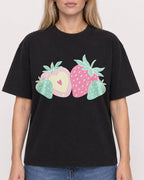 Mockup Boxy Heavyweight Tee Black female close-up 08