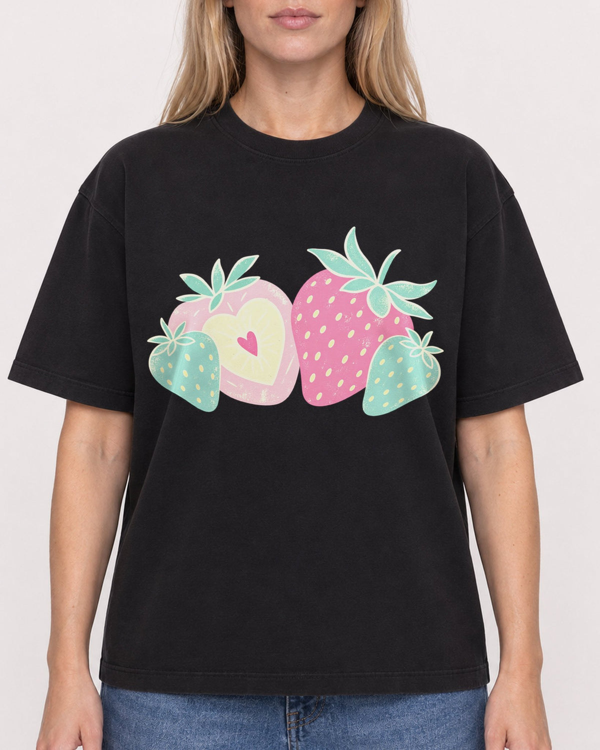 Mockup Boxy Heavyweight Tee Black female close-up 08