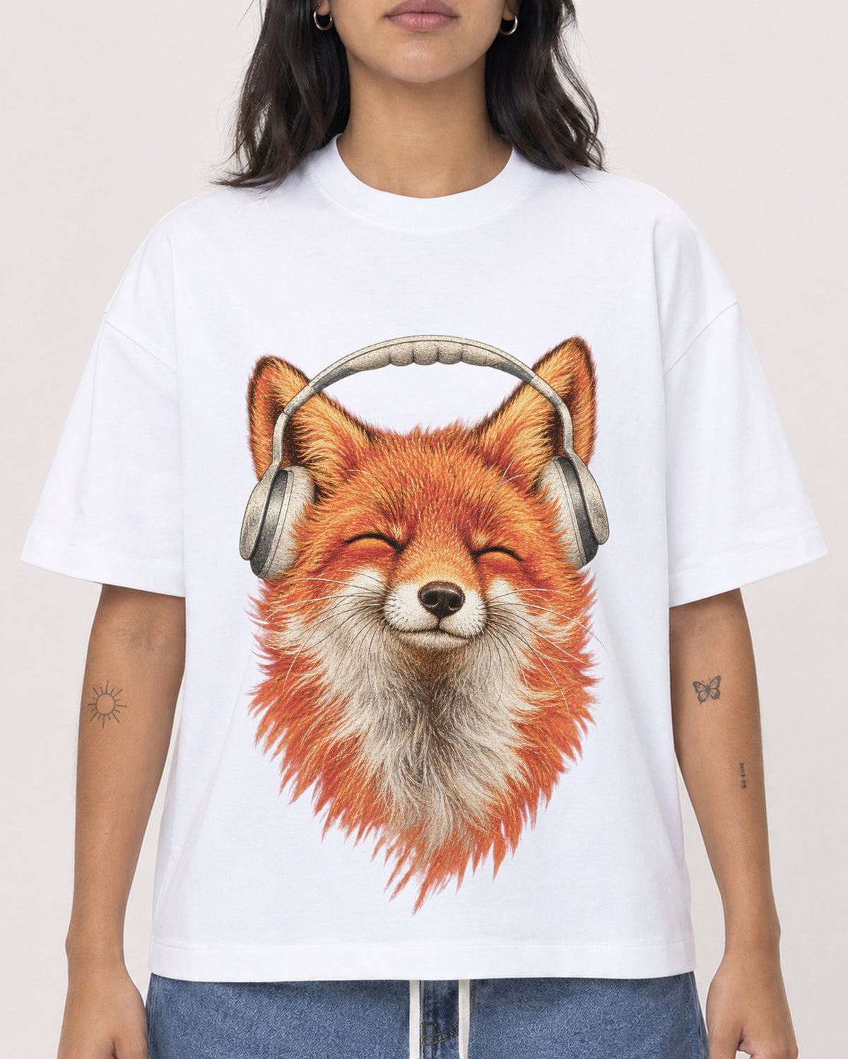 Mockup Boxy Heavyweight Tee White female close-up 36