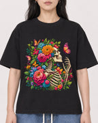 Mockup Boxy Heavyweight Tee Black female close-up 13