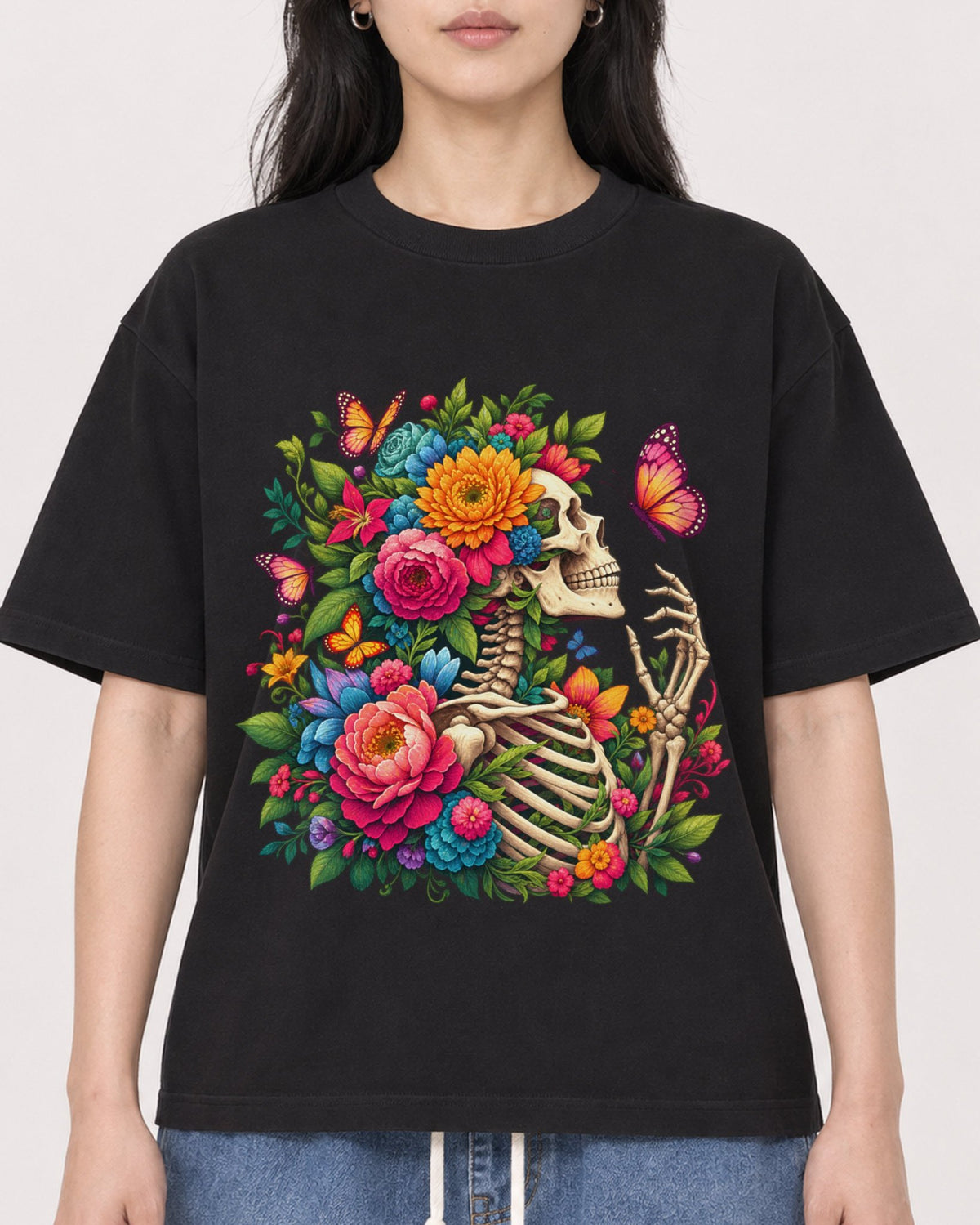 Mockup Boxy Heavyweight Tee Black female close-up 13