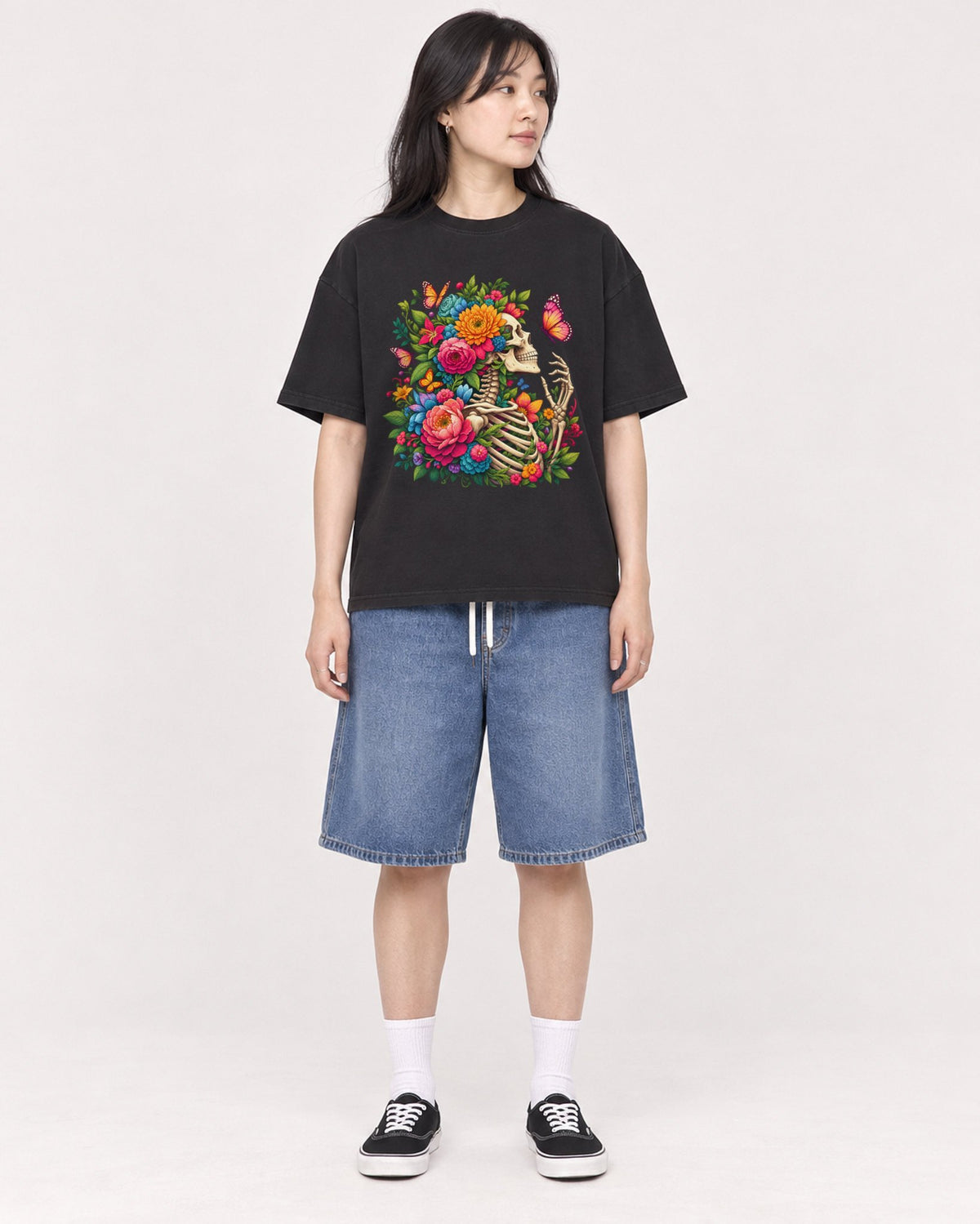 Mockup Boxy Heavyweight Tee Black female full-body 13
