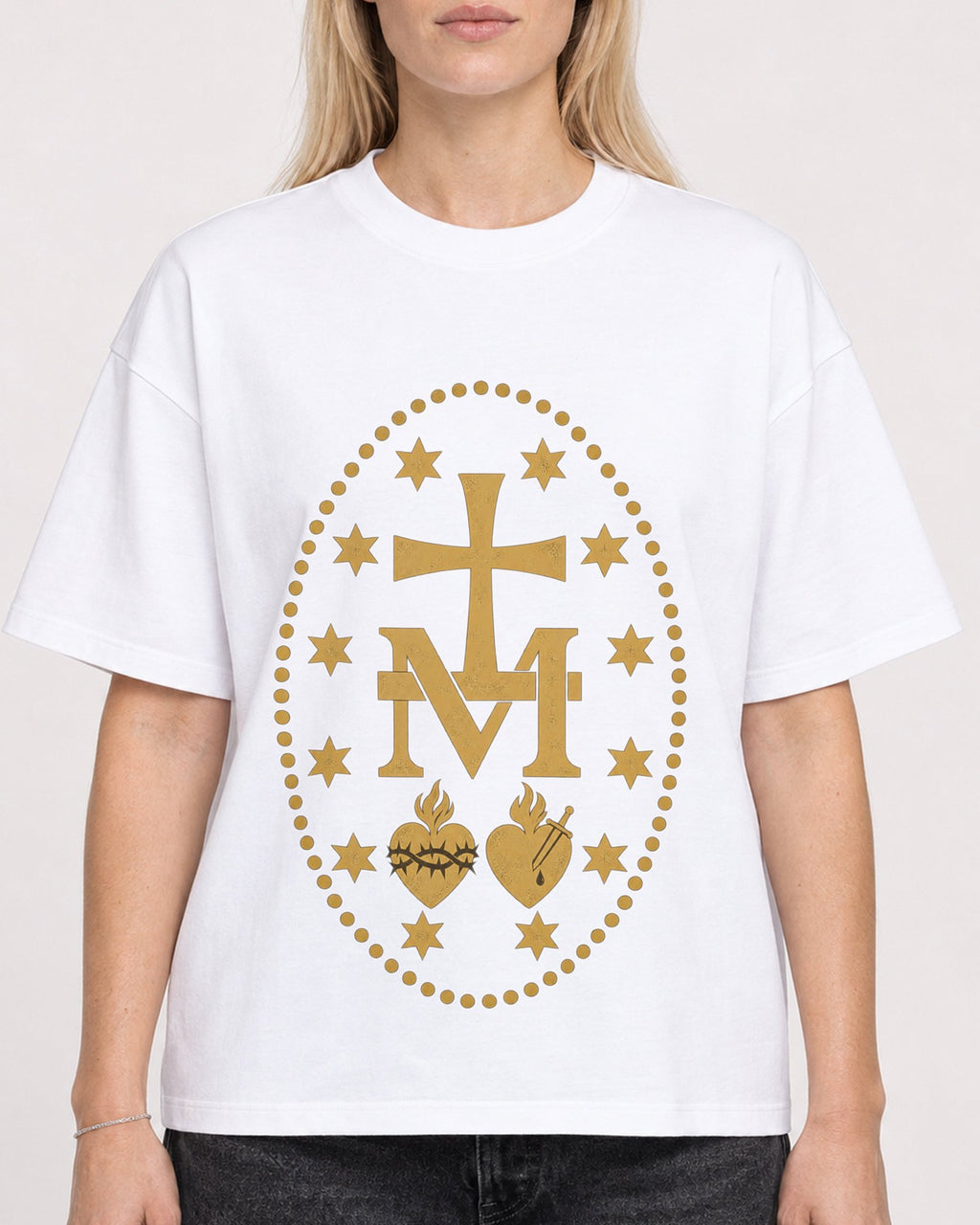Mockup Boxy Heavyweight Tee White female close-up 08