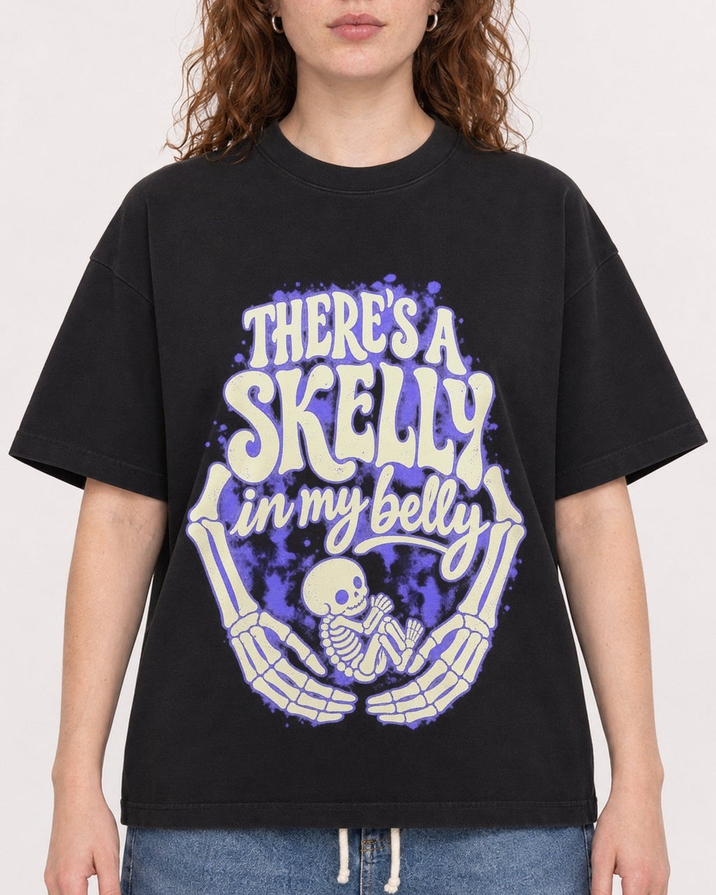 Mockup Boxy Heavyweight Tee Black female close-up 09