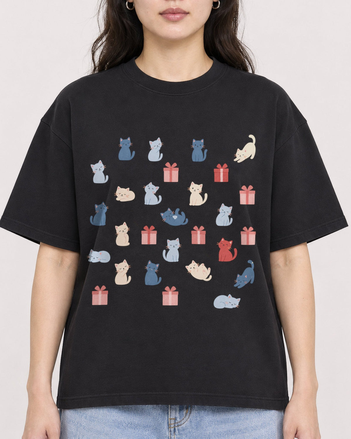 Mockup Boxy Heavyweight Tee Black female close-up 03