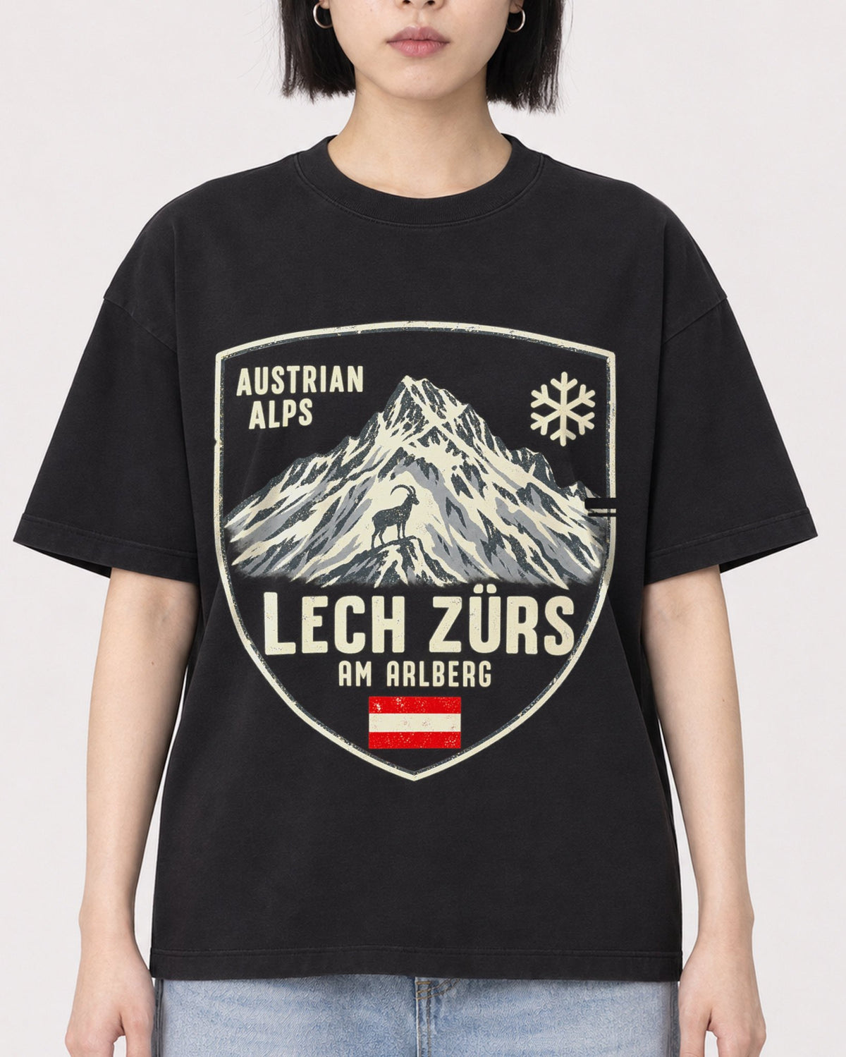 Mockup Boxy Heavyweight Tee Black female close-up 11