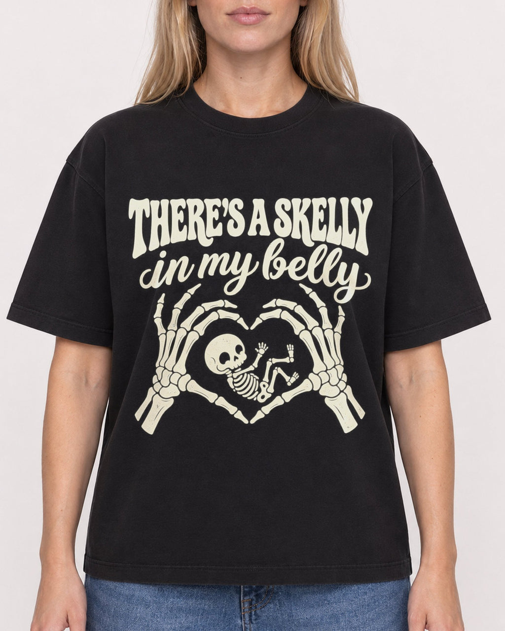 Mockup Boxy Heavyweight Tee Black female close-up 08