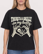 Mockup Boxy Heavyweight Tee Black female close-up 08