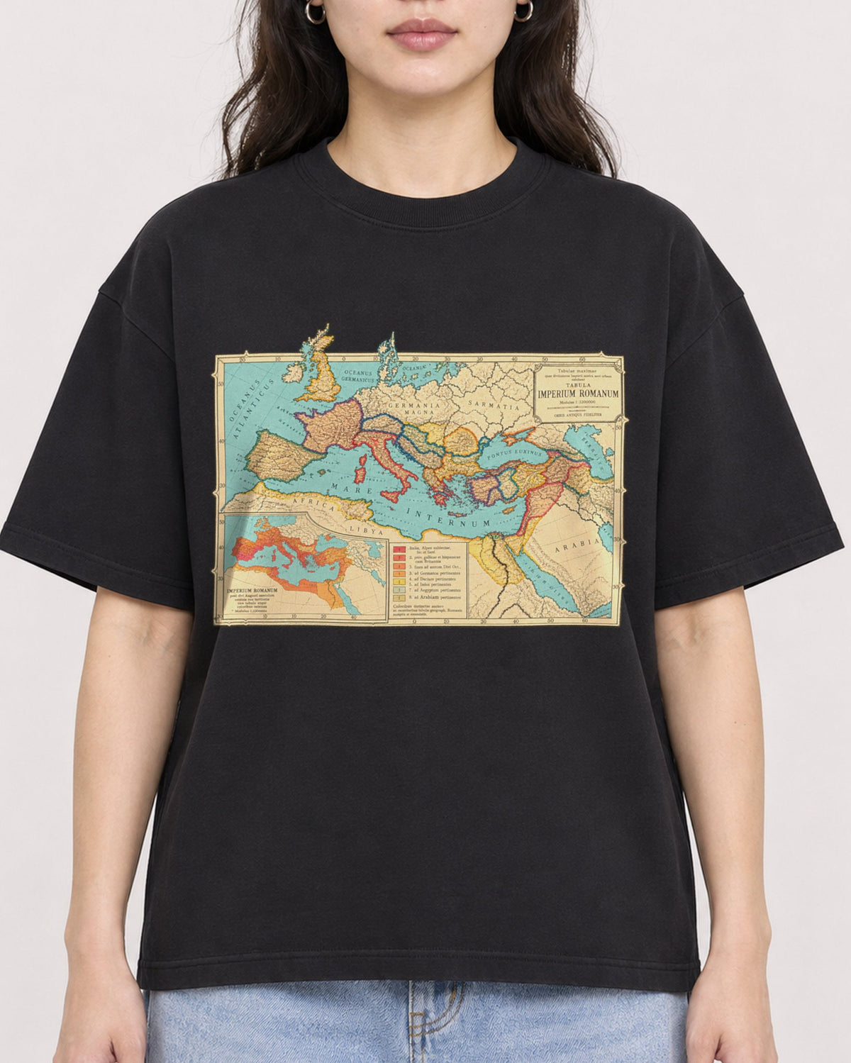 Mockup Boxy Heavyweight Tee Black female close-up 03