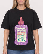 Mockup Boxy Heavyweight Tee Black female close-up 08