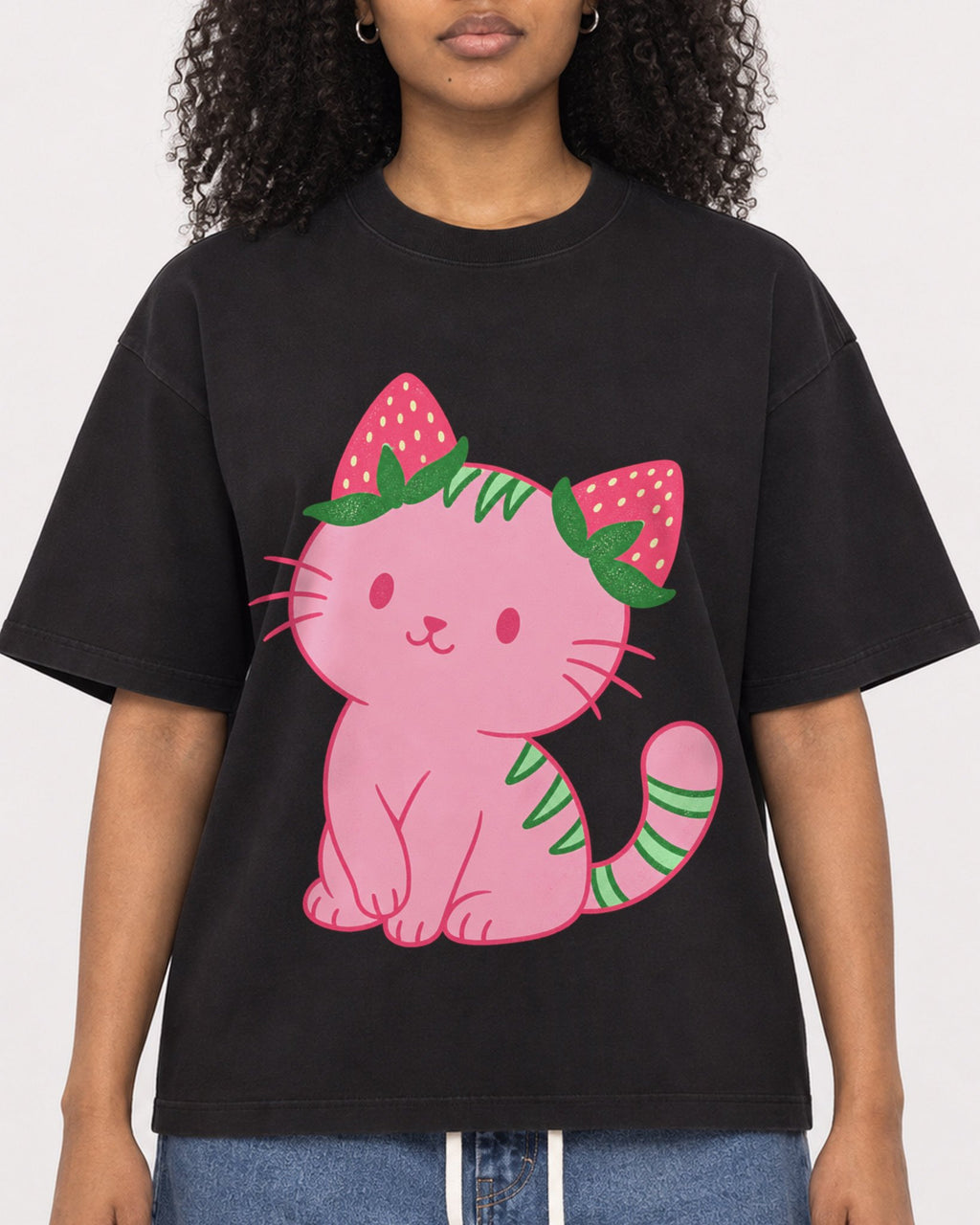Mockup Boxy Heavyweight Tee Black female close-up 05