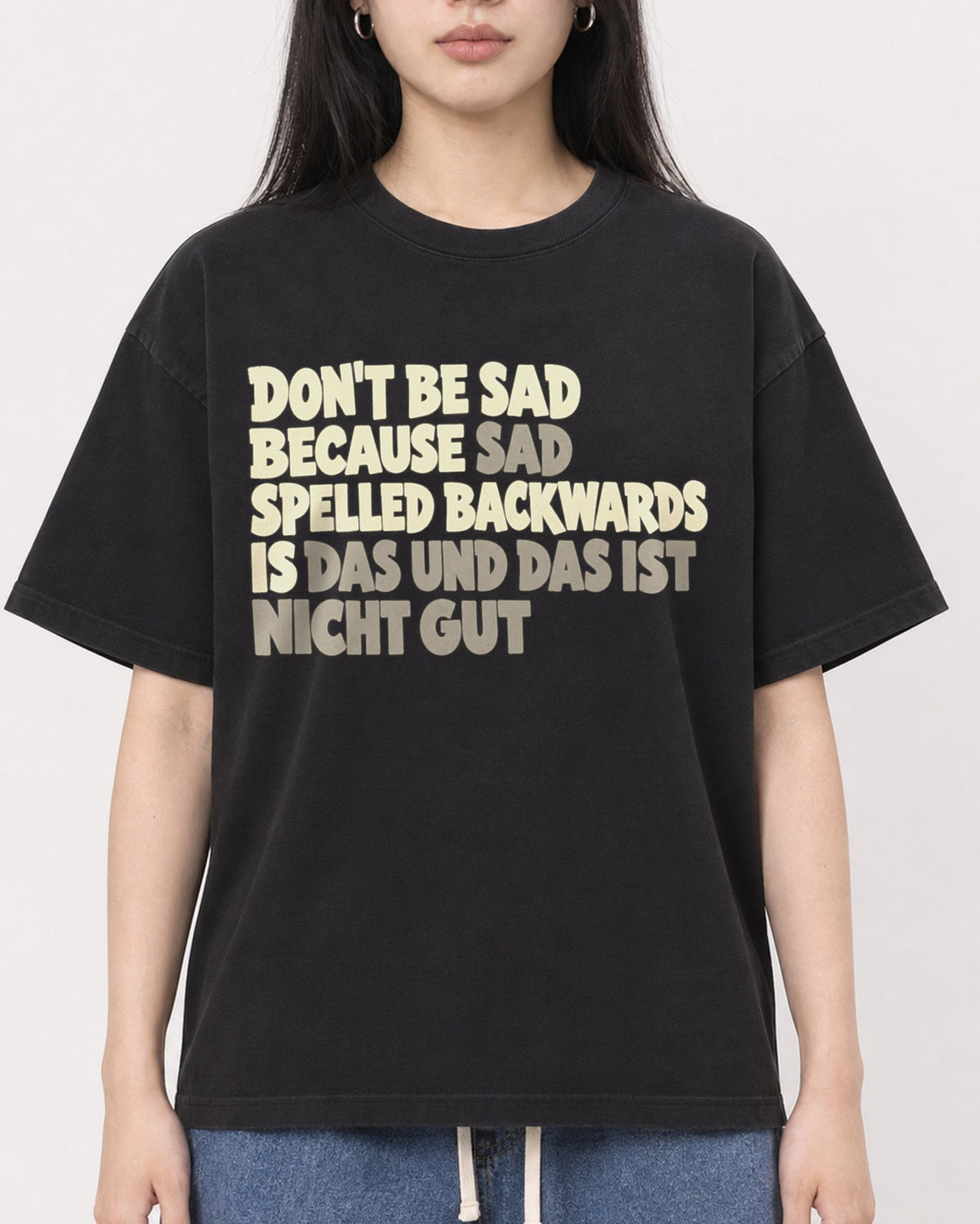 Mockup Boxy Heavyweight Tee Black female close-up 01