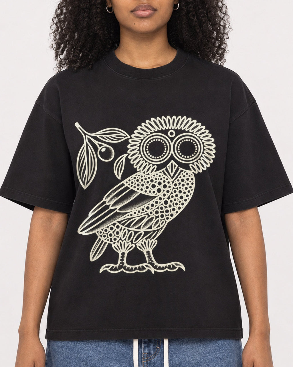 Mockup Boxy Heavyweight Tee Black female close-up 05