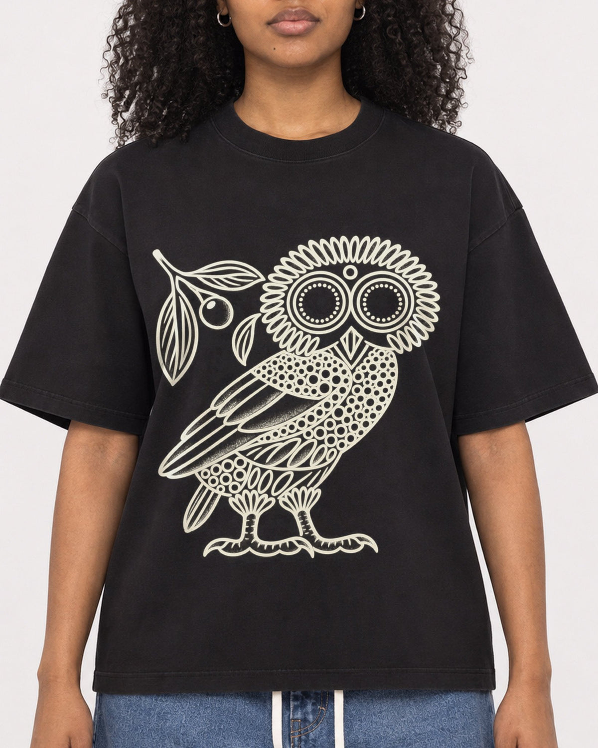 Mockup Boxy Heavyweight Tee Black female close-up 05