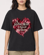 Mockup Boxy Heavyweight Tee Black female close-up 02