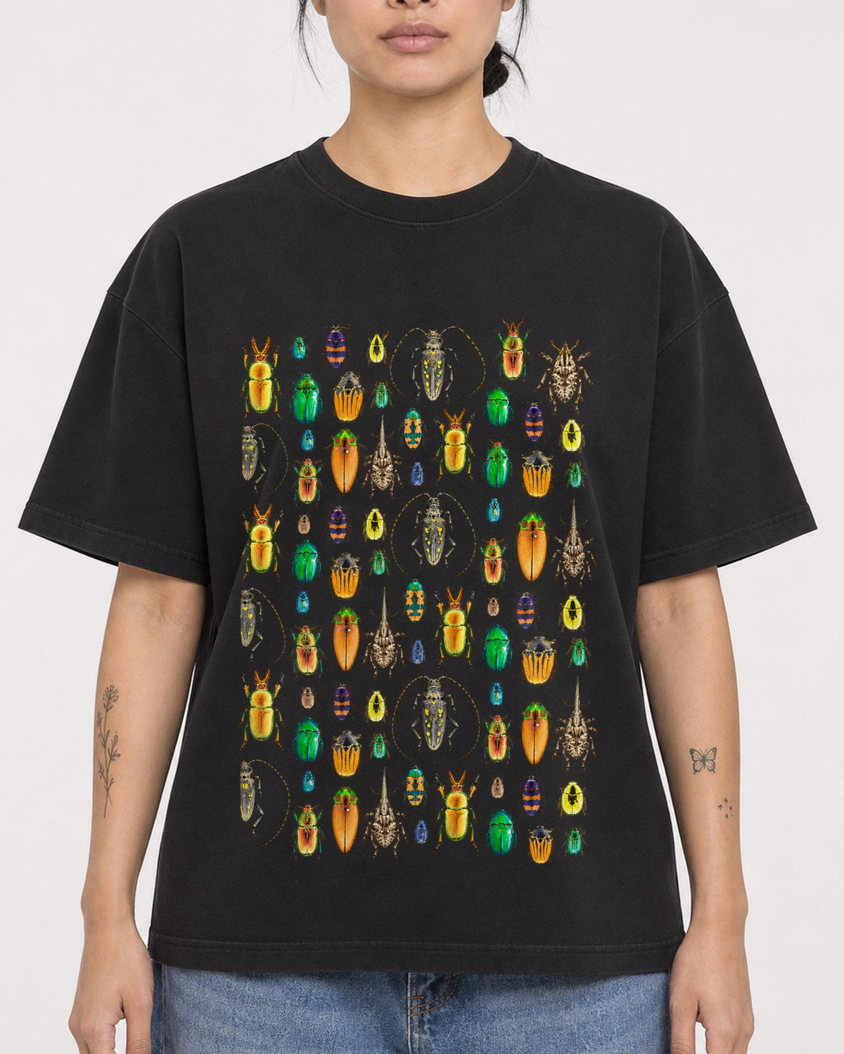 Mockup Boxy Heavyweight Tee Black female close-up 12