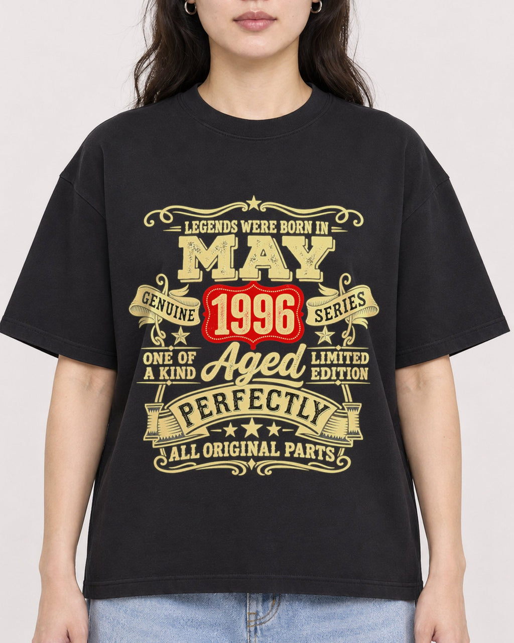 Mockup Boxy Heavyweight Tee Black female close-up 03