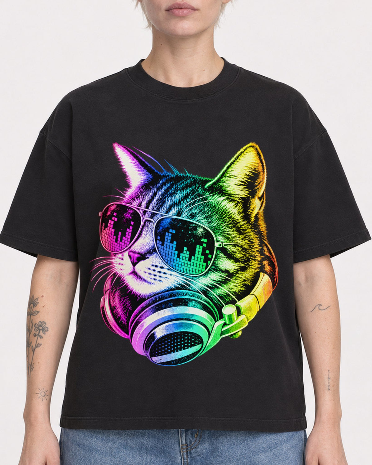 Mockup Boxy Heavyweight Tee Black female close-up 48