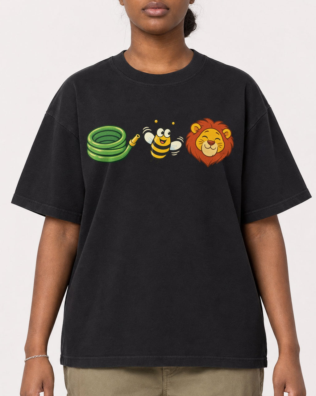 Mockup Boxy Heavyweight Tee Black female close-up 34