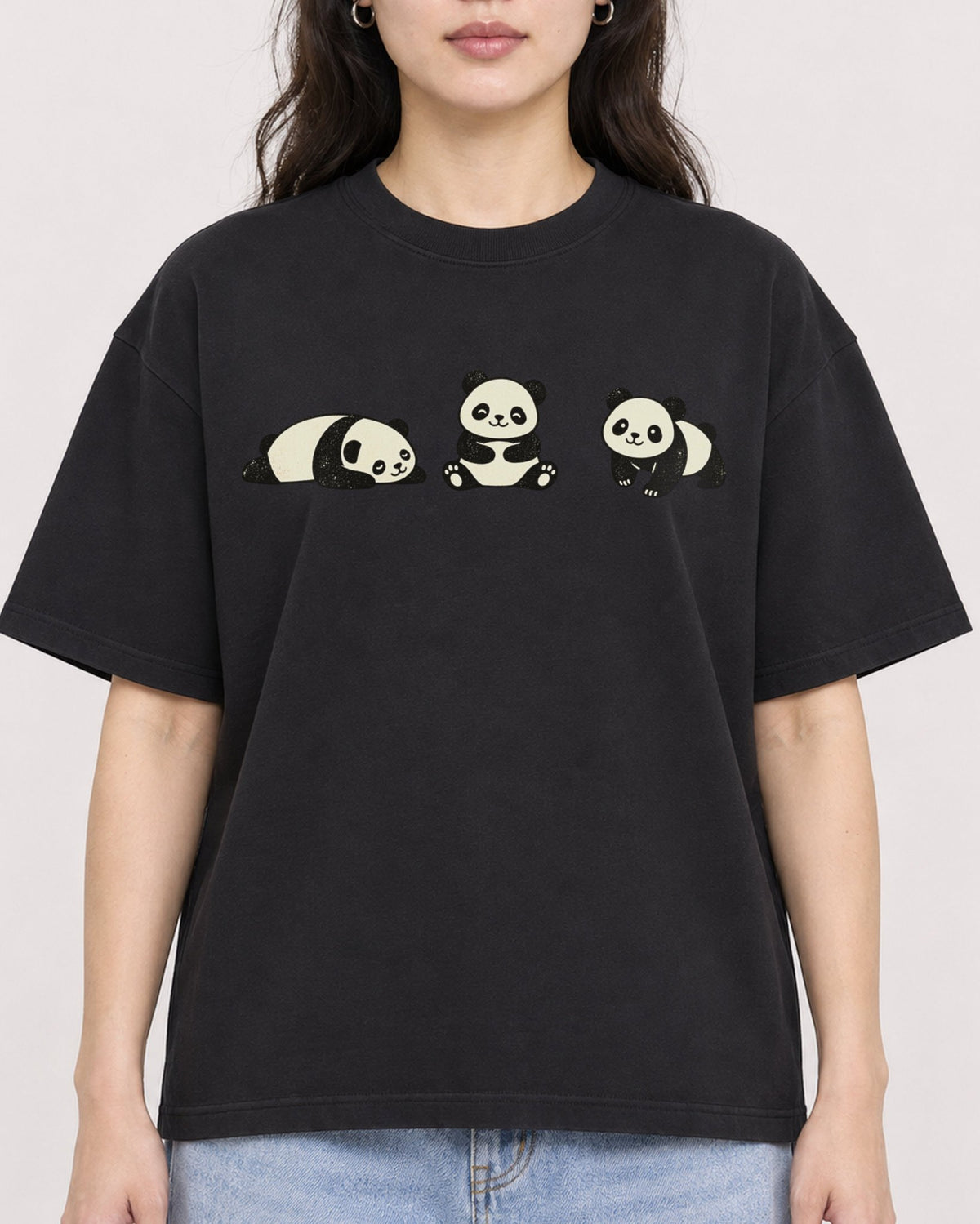 Mockup Boxy Heavyweight Tee Black female close-up 03