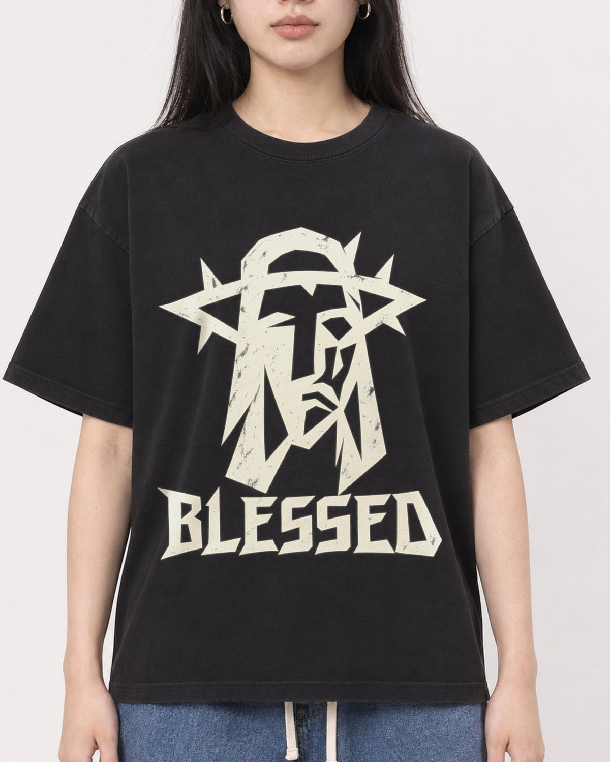 Mockup Boxy Heavyweight Tee Black female close-up 01