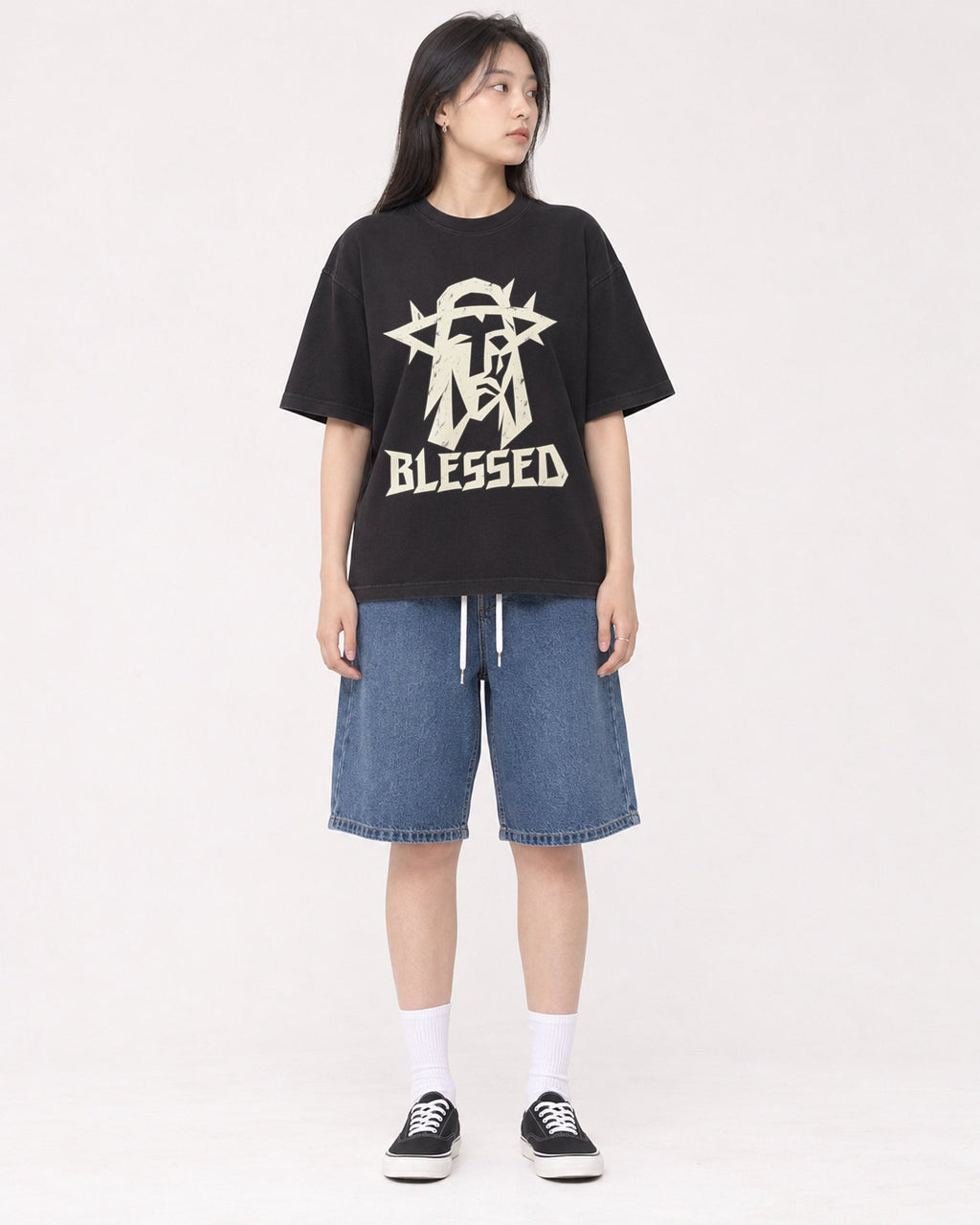 Mockup Boxy Heavyweight Tee Black female full-body 01