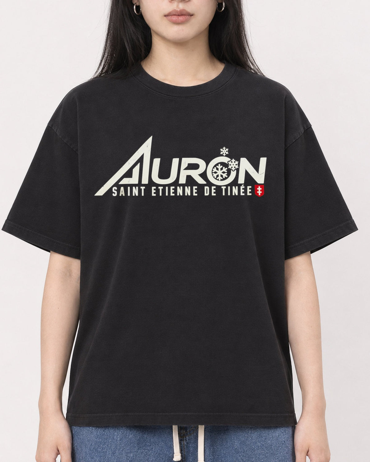 Mockup Boxy Heavyweight Tee Black female close-up 01