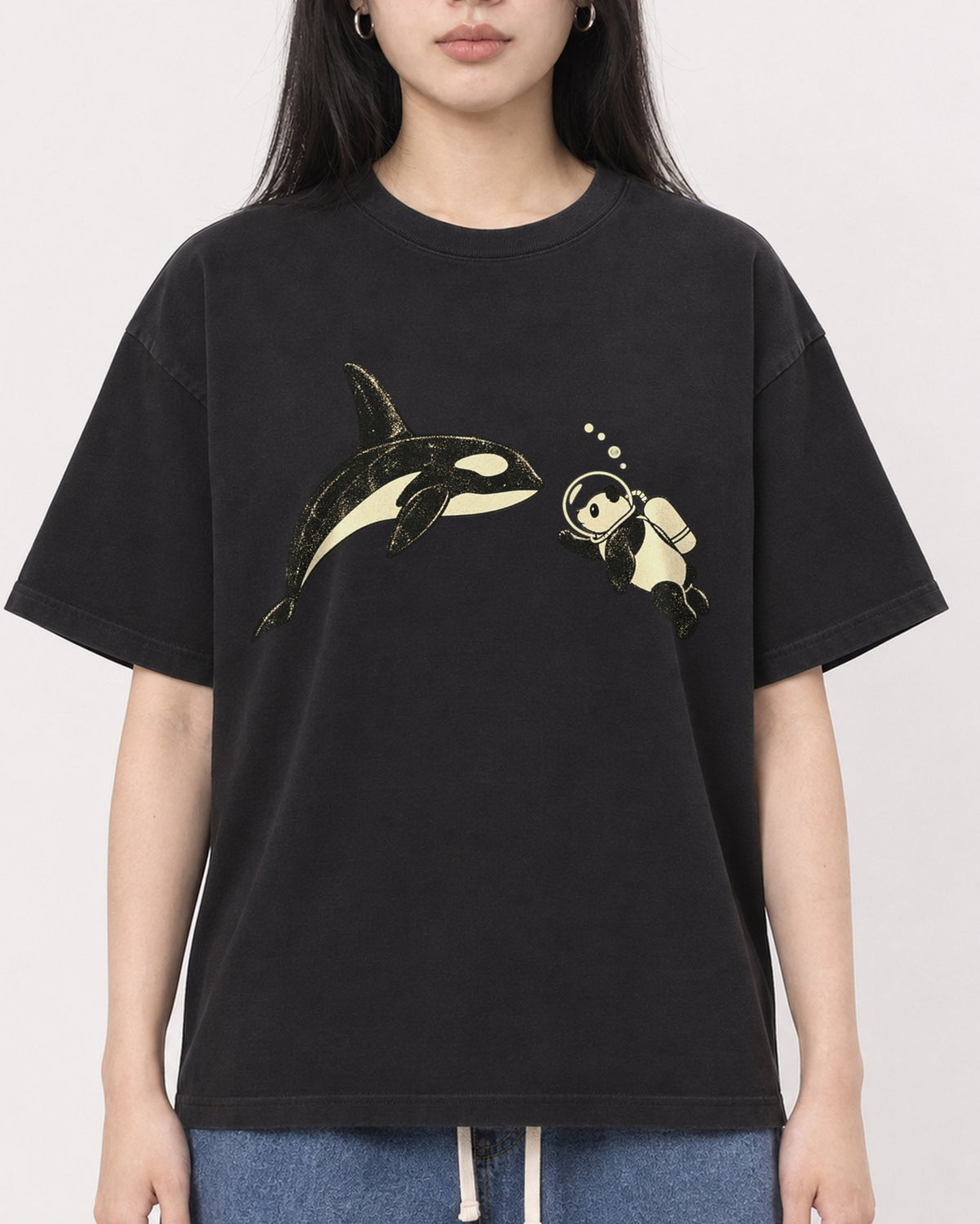 Mockup Boxy Heavyweight Tee Black female close-up 01