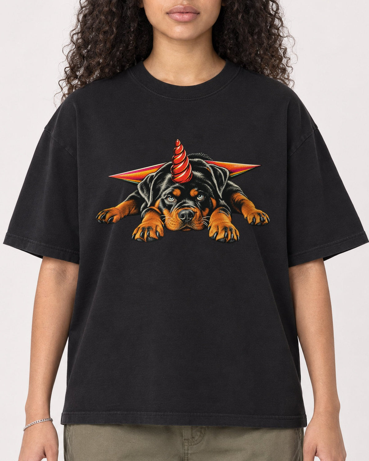 Mockup Boxy Heavyweight Tee Black female close-up 10
