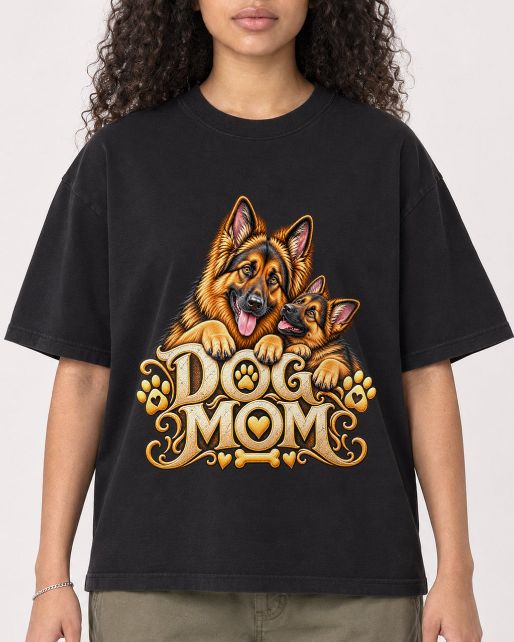 Mockup Boxy Heavyweight Tee Black female close-up 10