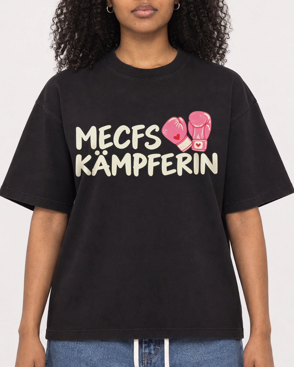 Mockup Boxy Heavyweight Tee Black female close-up 05