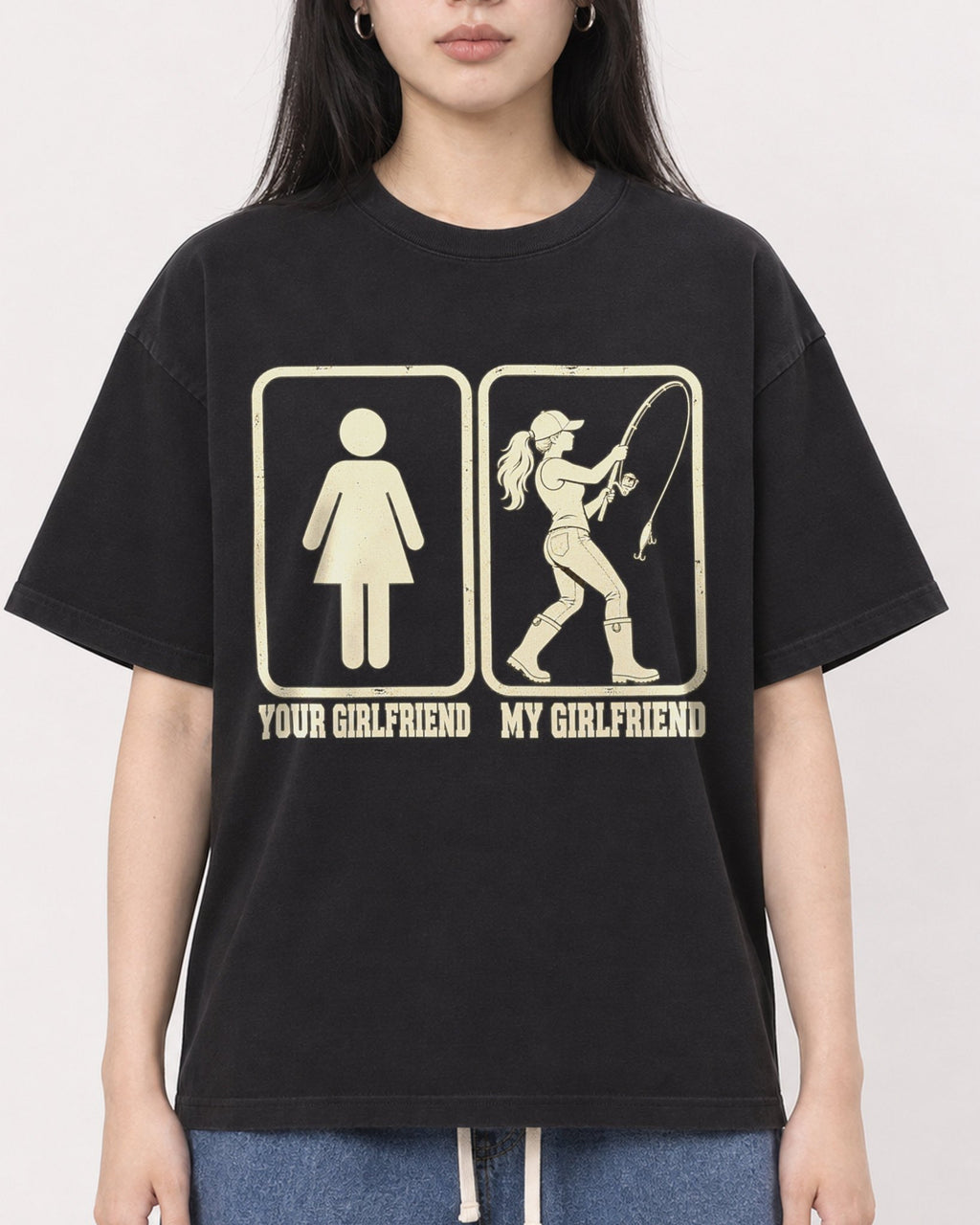 Mockup Boxy Heavyweight Tee Black female close-up 01