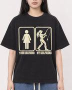 Mockup Boxy Heavyweight Tee Black female close-up 01