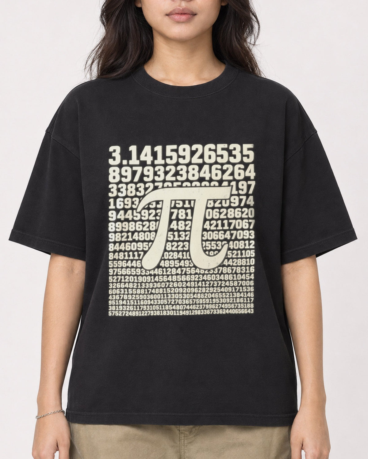 Mockup Boxy Heavyweight Tee Black female close-up 02