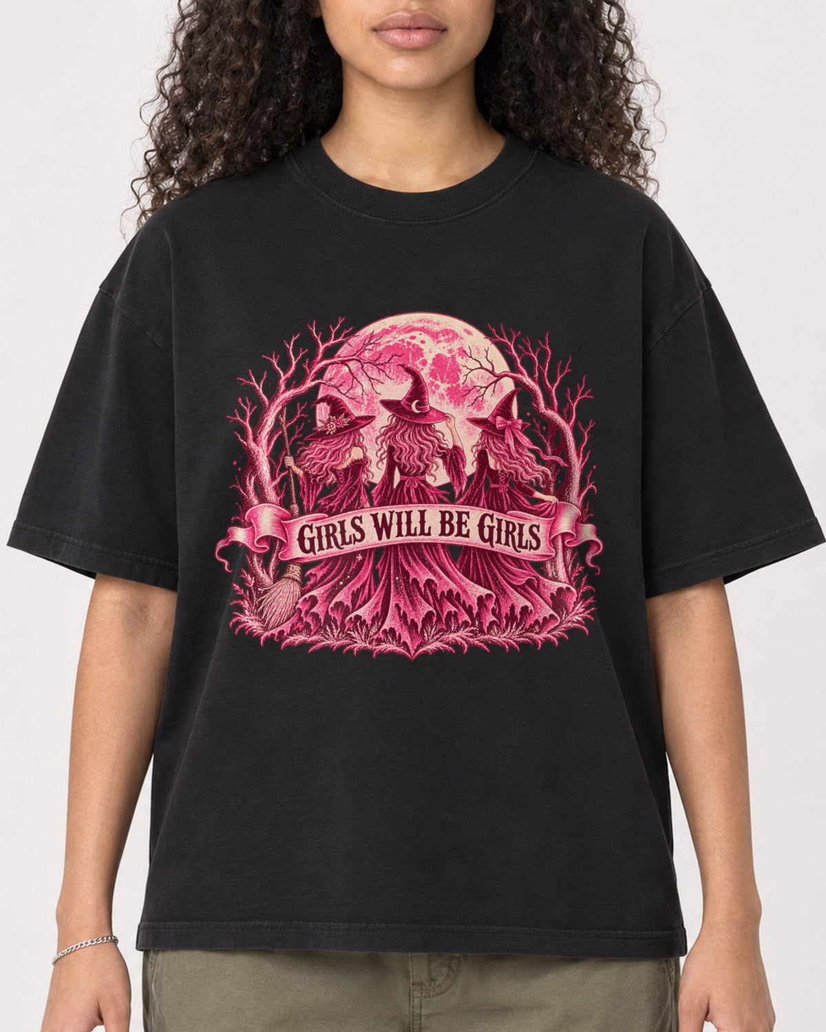 Mockup Boxy Heavyweight Tee Black female close-up 10