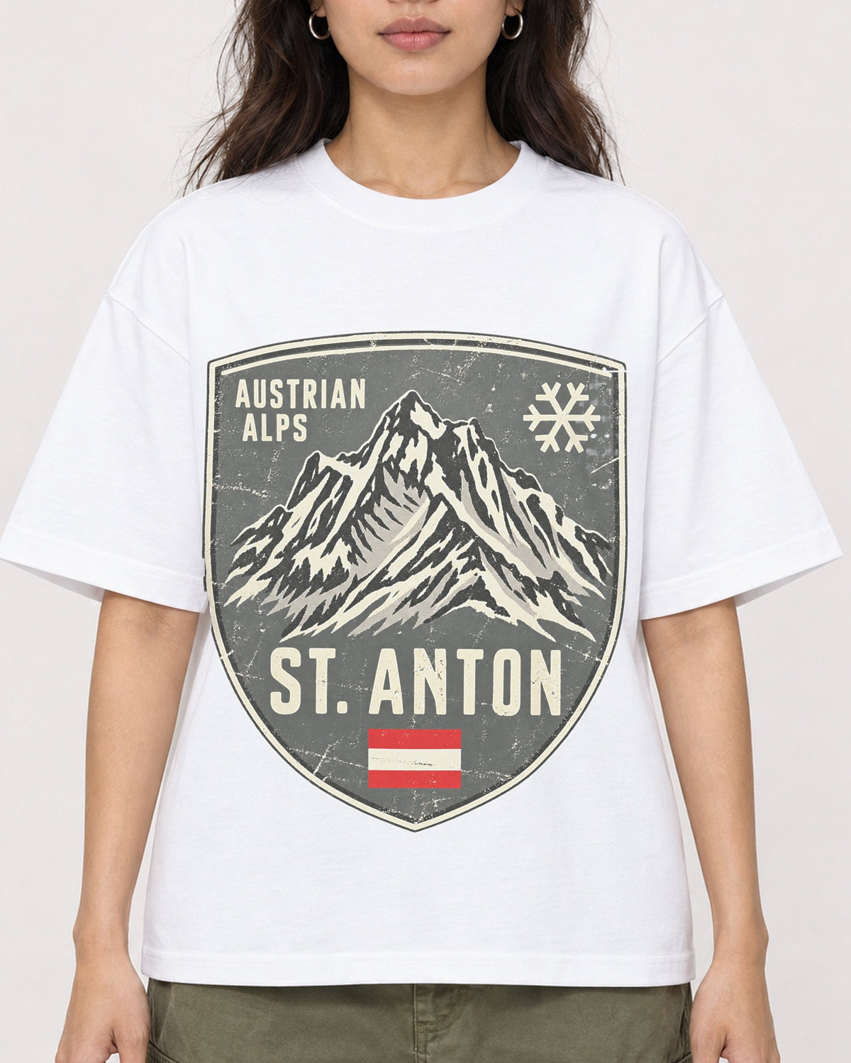 Mockup Boxy Heavyweight Tee White female close-up 02
