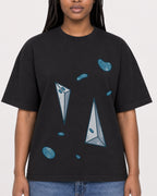 Mockup Boxy Heavyweight Tee Black female close-up 04