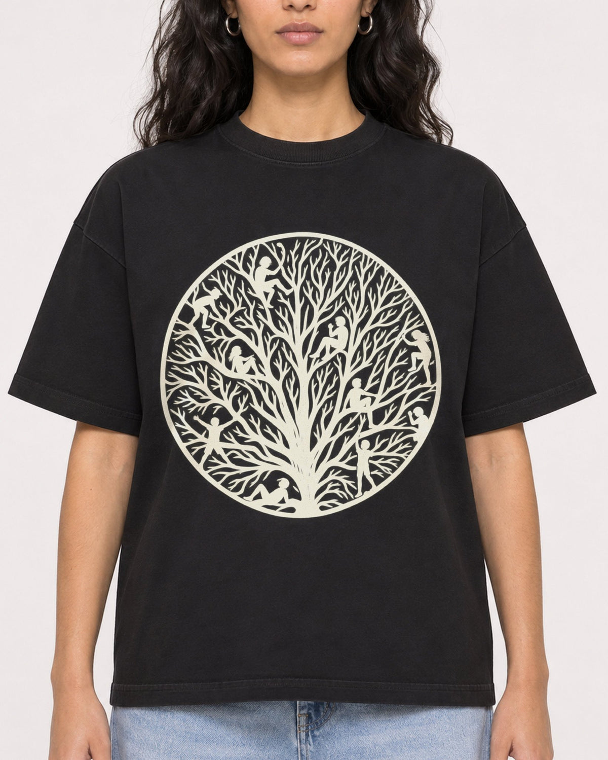 Mockup Boxy Heavyweight Tee Black female close-up 07