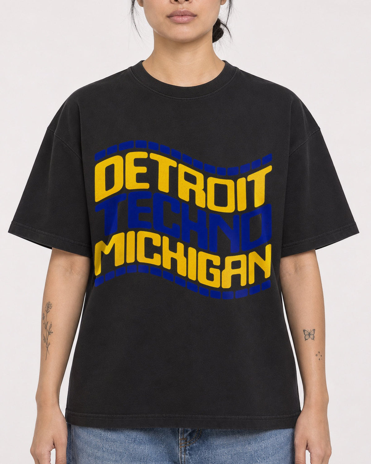 Mockup Boxy Heavyweight Tee Black female close-up 12