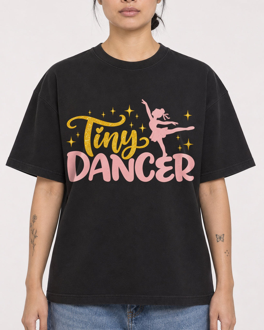 Mockup Boxy Heavyweight Tee Black female close-up 12
