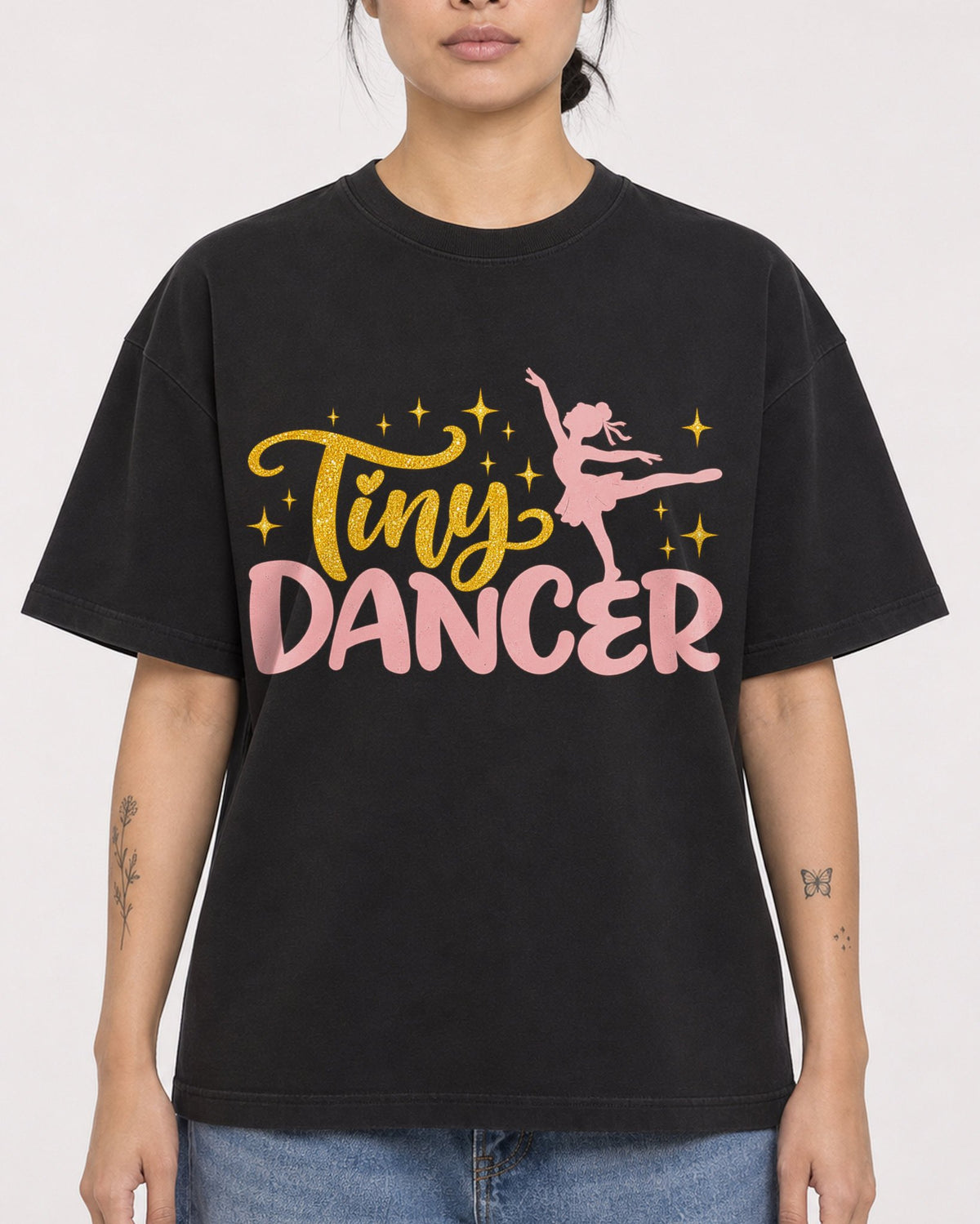 Mockup Boxy Heavyweight Tee Black female close-up 12