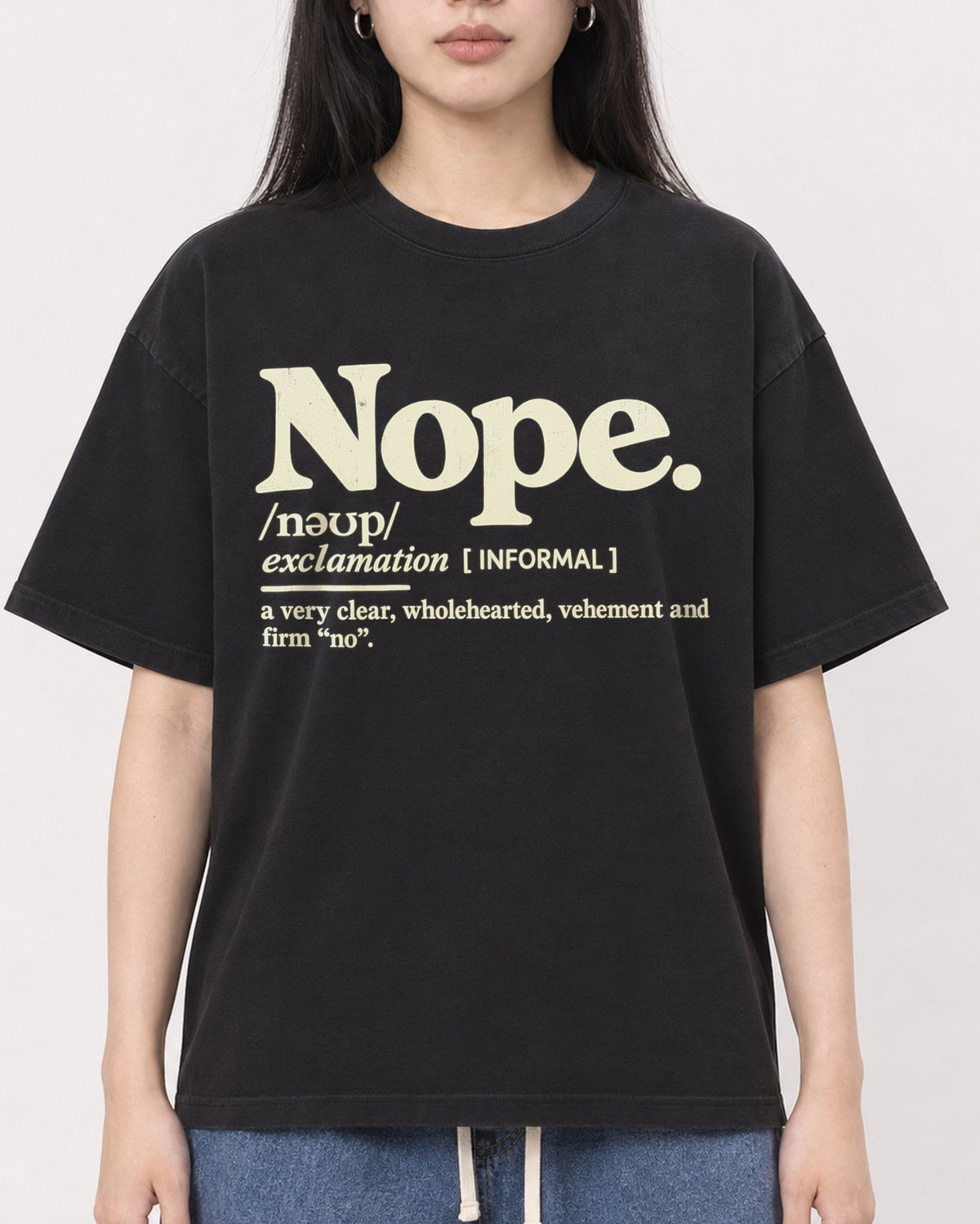 Mockup Boxy Heavyweight Tee Black female close-up 01