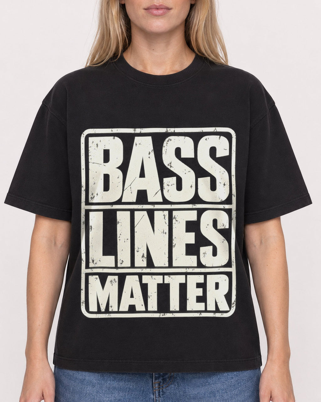 Mockup Boxy Heavyweight Tee Black female close-up 08