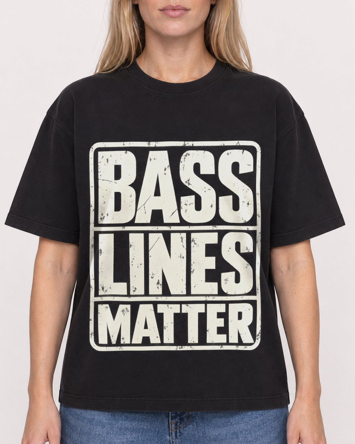 Mockup Boxy Heavyweight Tee Black female close-up 08