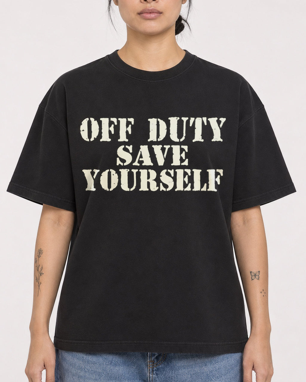 Mockup Boxy Heavyweight Tee Black female close-up 12