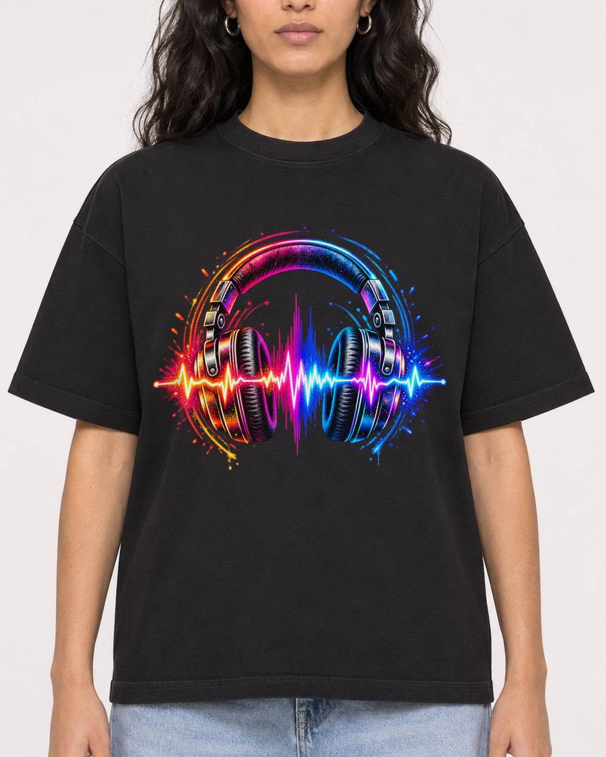Mockup Boxy Heavyweight Tee Black female close-up 07